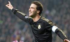 米兰体育官网-逆境中的紫金之光，拉文扛起全队，湖人完胜灰熊启示录