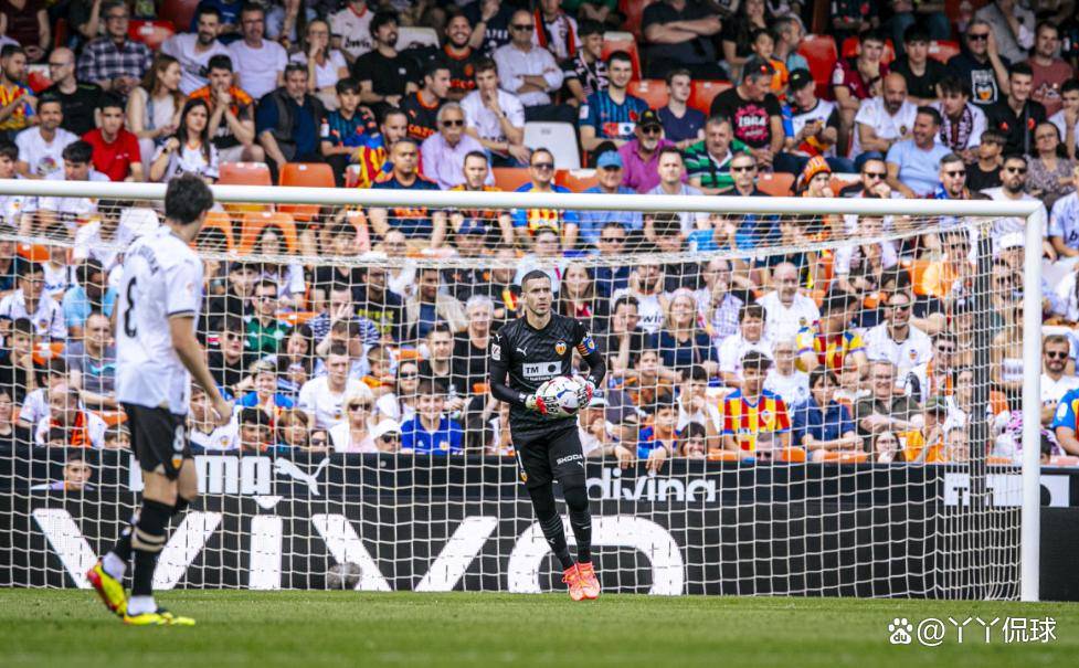 包含瓦伦西亚客场战平阿拉维斯，积分榜上升的词条