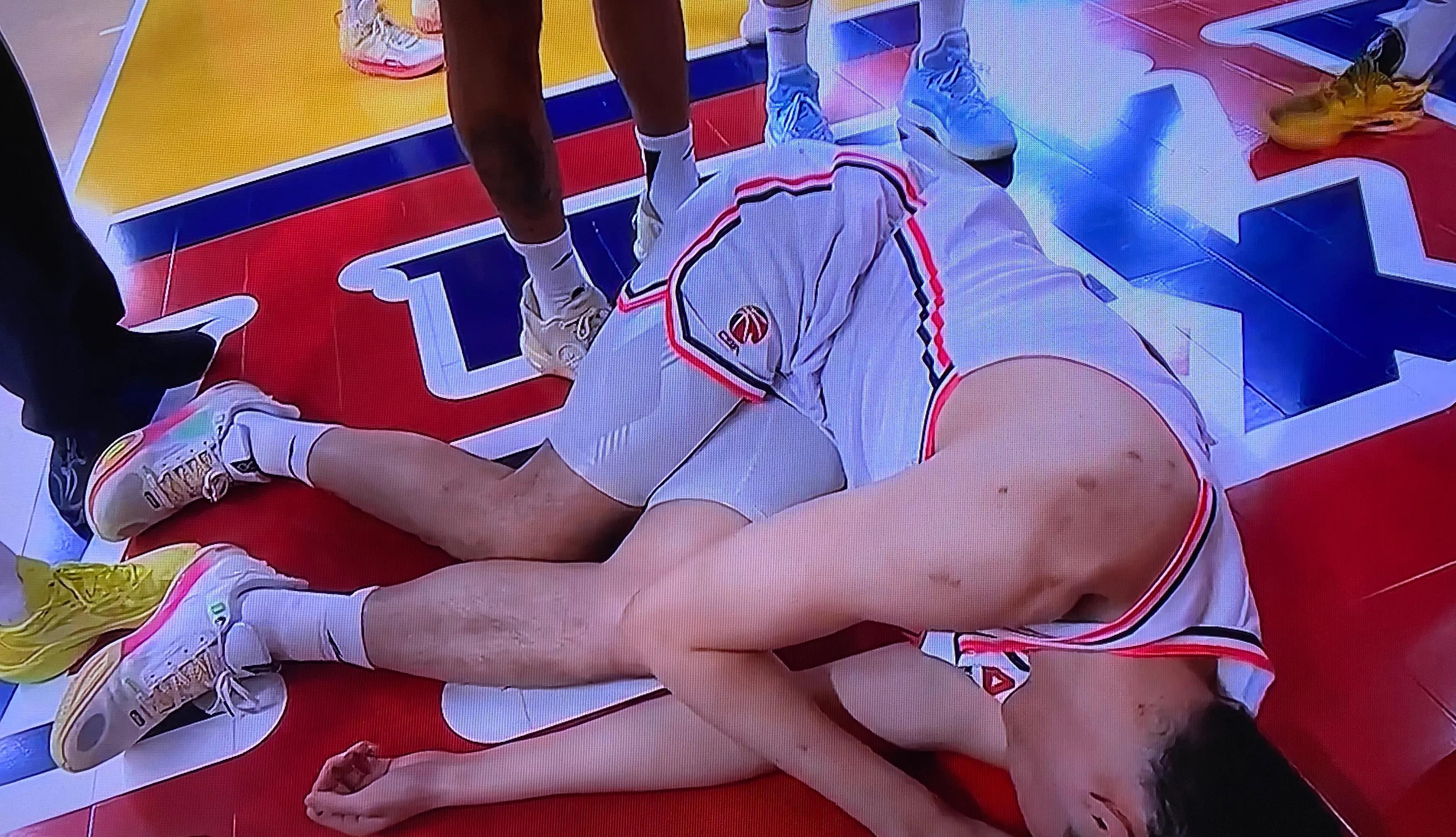 关于球场上篮球擦出激烈火花，粉丝为之疯狂的信息