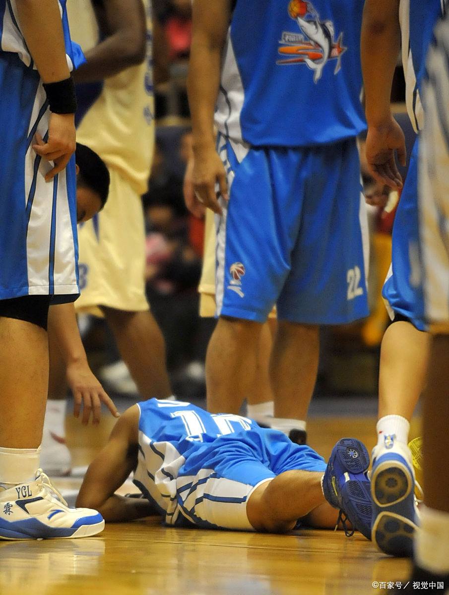 关于球场上篮球擦出激烈火花，粉丝为之疯狂的信息