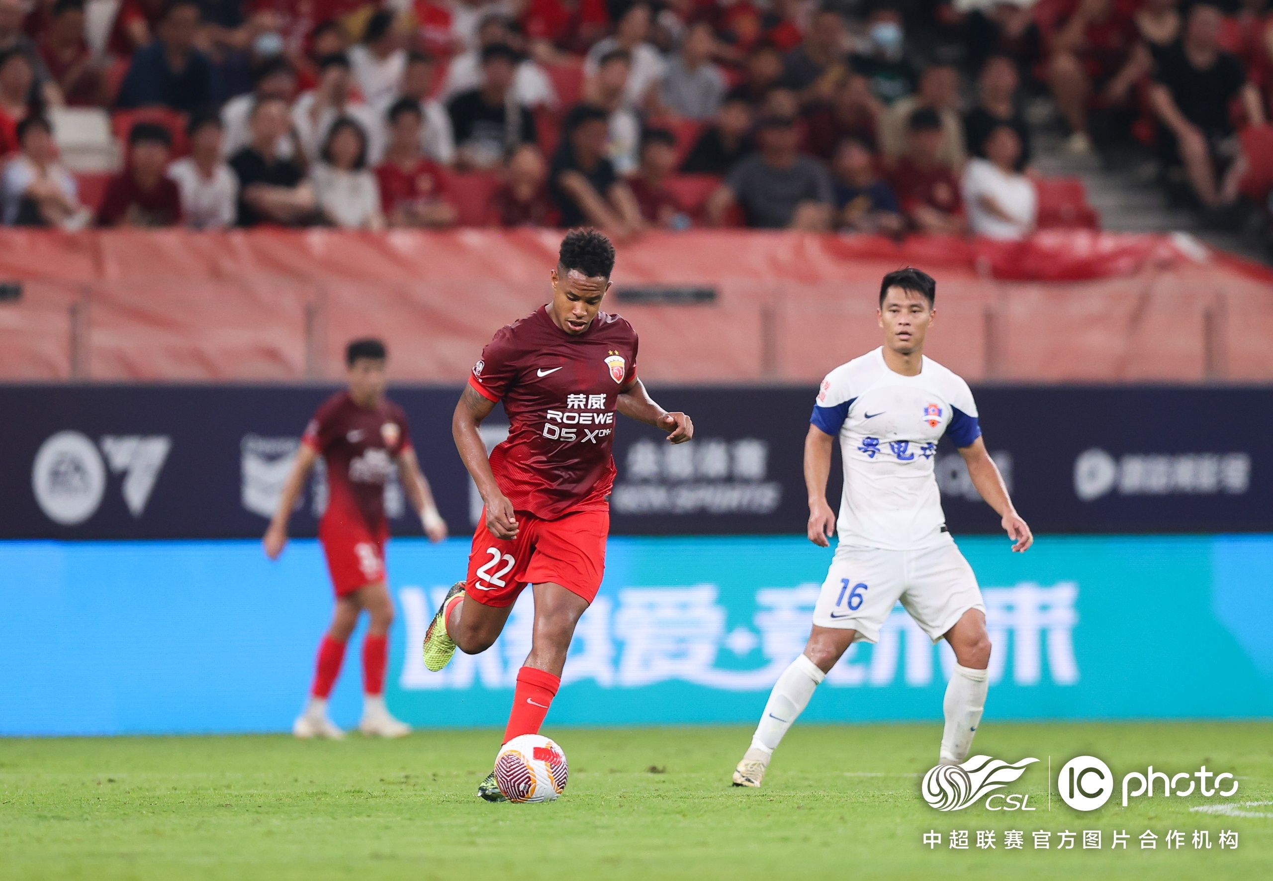 球员在比赛中发挥出色，争夺领先地位的简单介绍