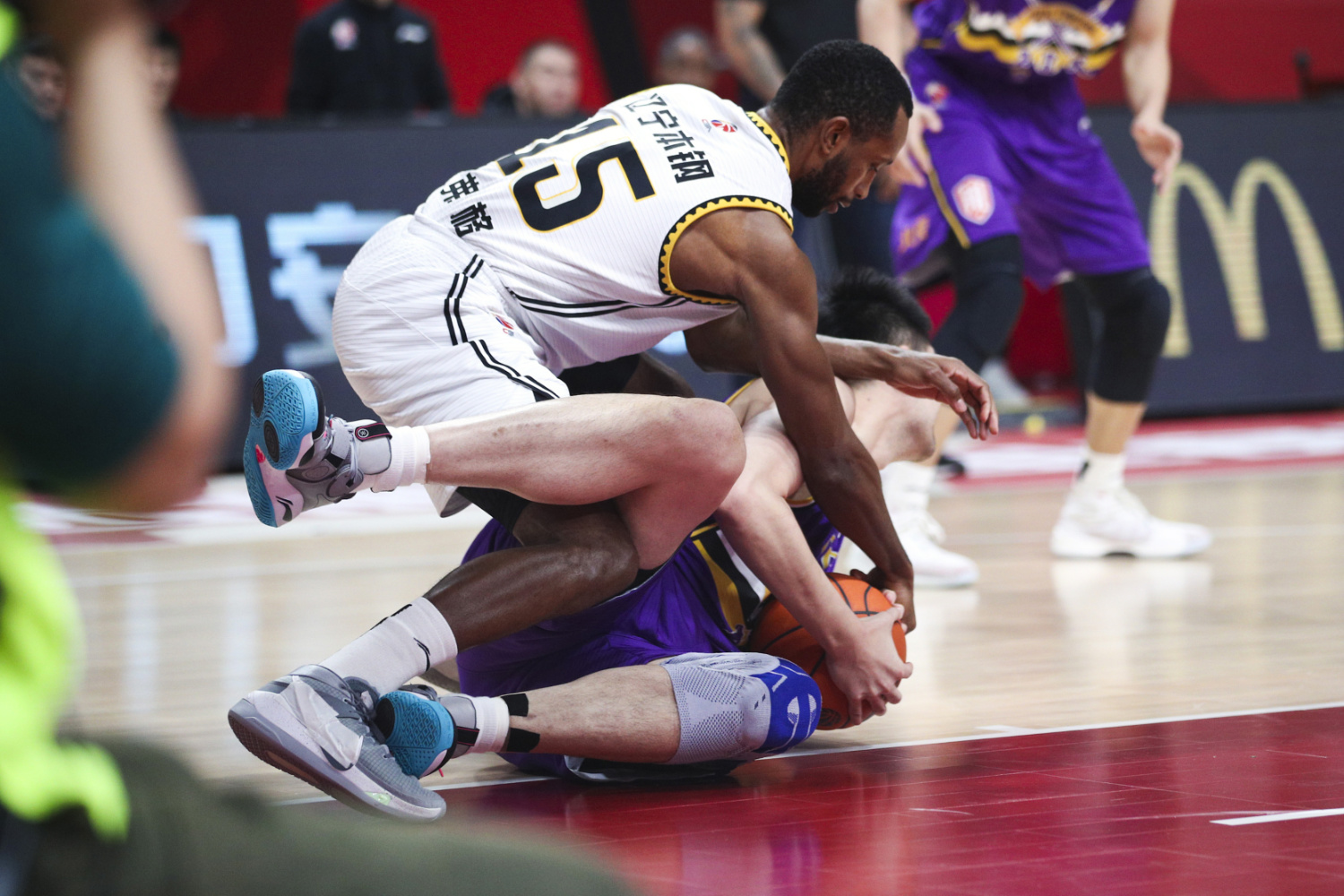 关于独行侠碾压辽宁队，库里点燃赛场的信息