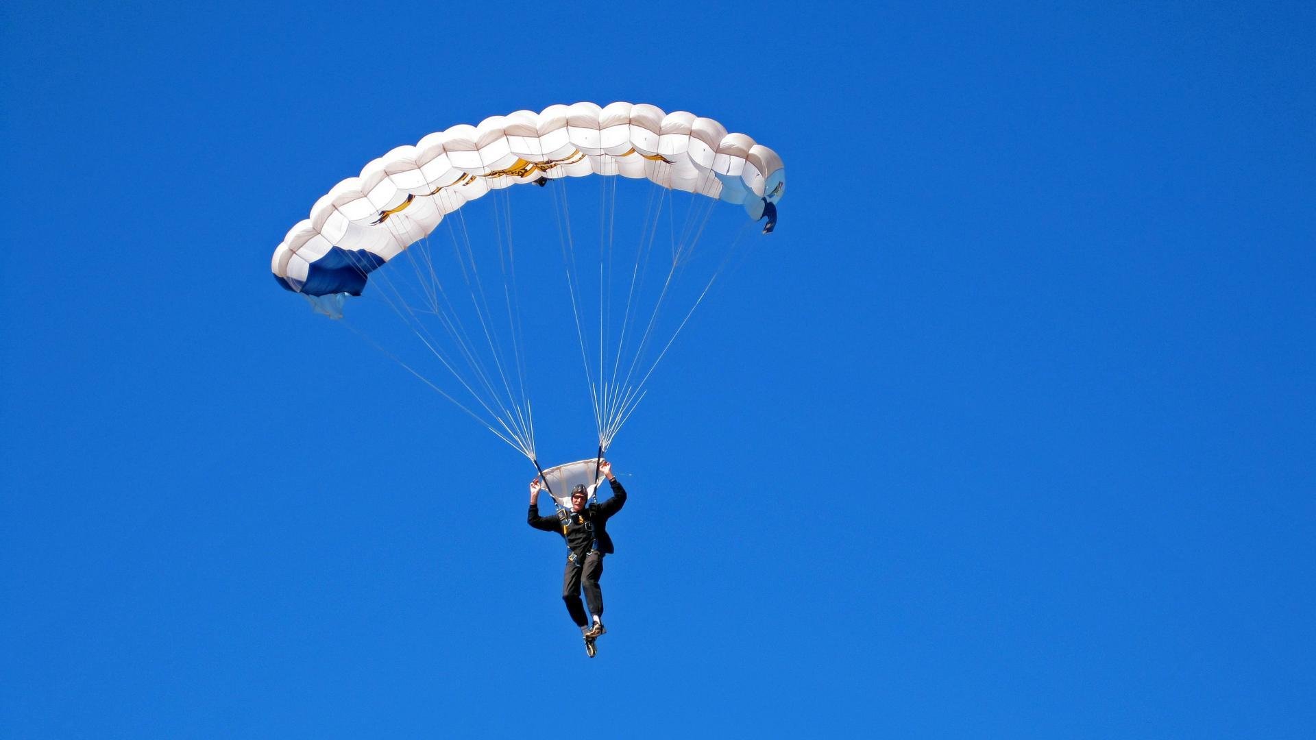 步行者力克广州队，霍勒迪惊艳四座—一场跨越文化的篮球对话