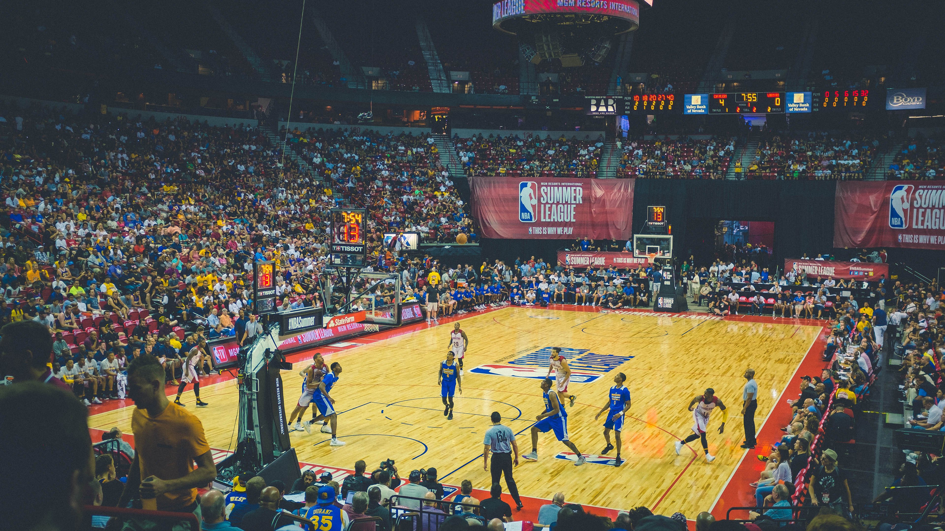 火箭险胜掘金,约基奇状态火热难救主,休城团队篮球奏凯歌